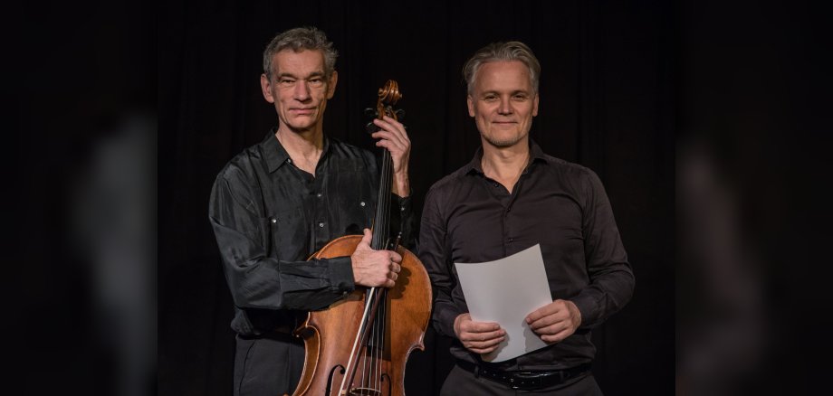 KT Haan Zwei Männer, einer mit Cello, einer mit Buch
